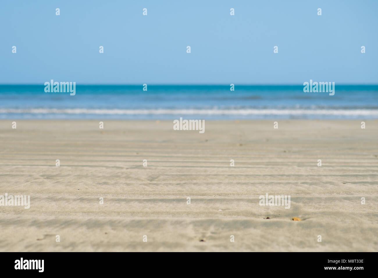 Le sable de la plage libre avec vagues océaniques et fond de ciel bleu Banque D'Images