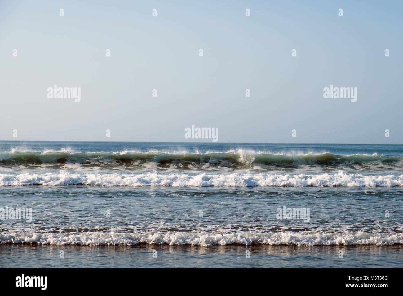 Les vagues de l'océan - horizon au-dessus de l'eau - ciel et mer - Banque D'Images