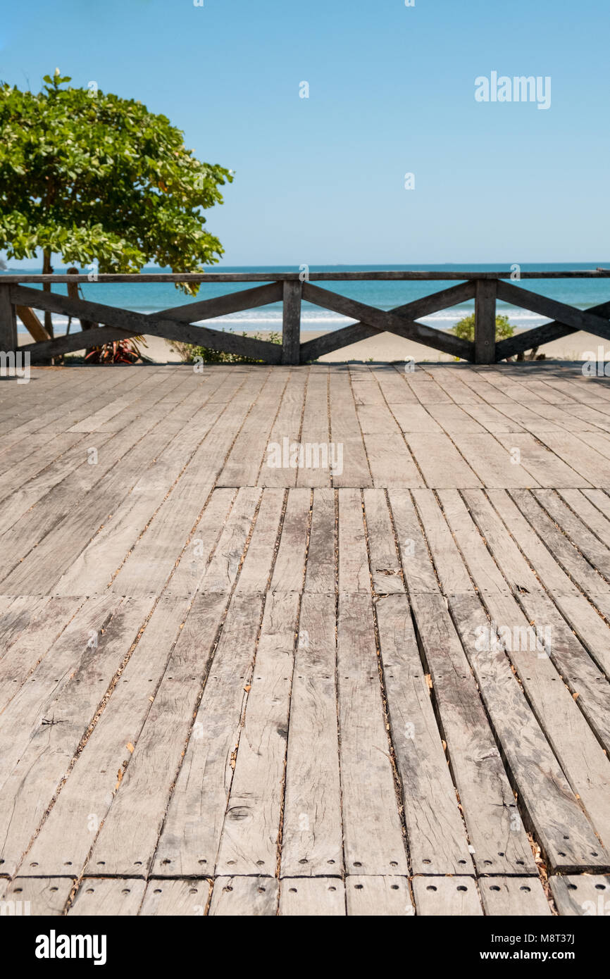 Terrasse en bois avec plage, océan et fond de ciel bleu Banque D'Images