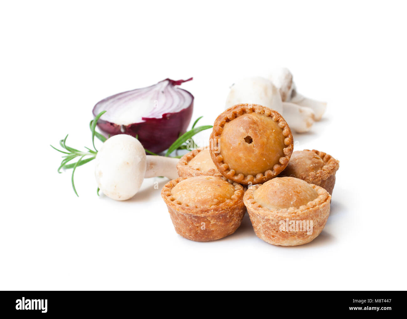 Groupe des mini tartes aux champignons et oignon isolé sur fond blanc Banque D'Images