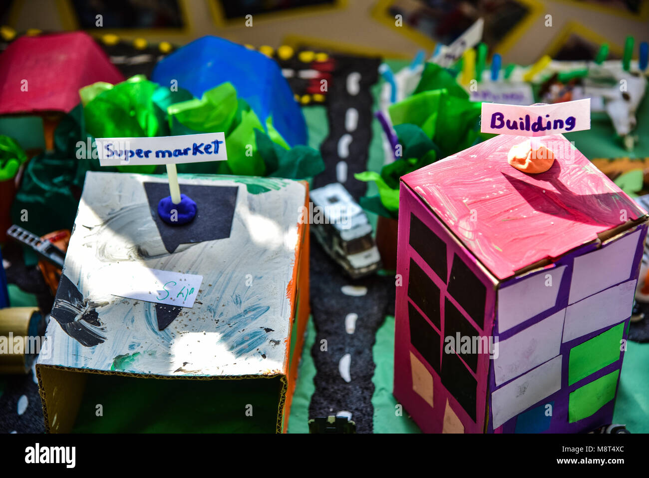 Une ville faite de carton dans une salle de classe de la petite enfance. Un supermarché, des routes, et d'autres bâtiments peuvent être vus. Banque D'Images