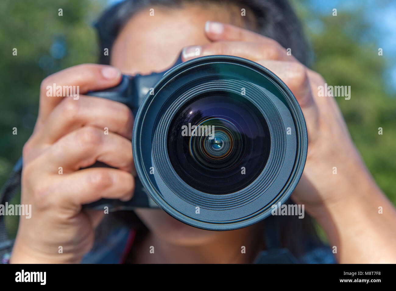 Close up young woman photographing avec l'extérieur de l'appareil photo Banque D'Images