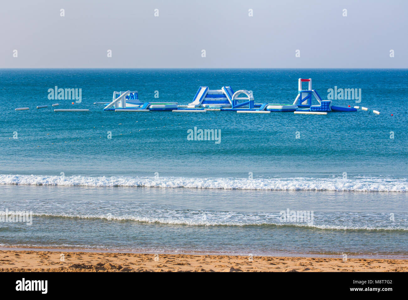 Portique flottant sur la mer bleue pour les nageurs de vacances Banque D'Images
