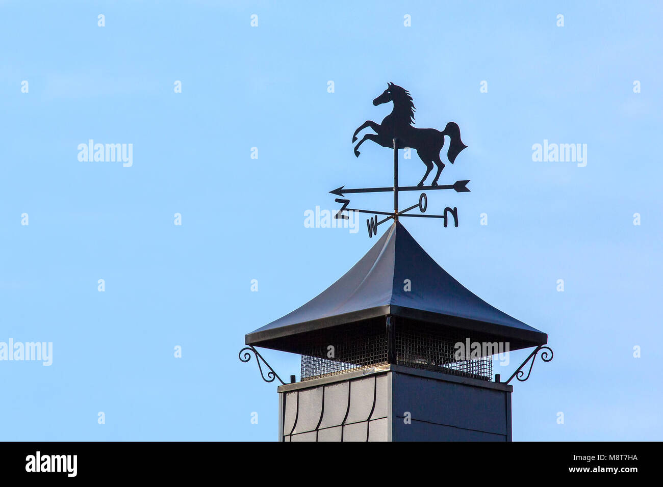 Black metal horse sur girouette debout sur Chapeau de cheminée Photo Stock  - Alamy