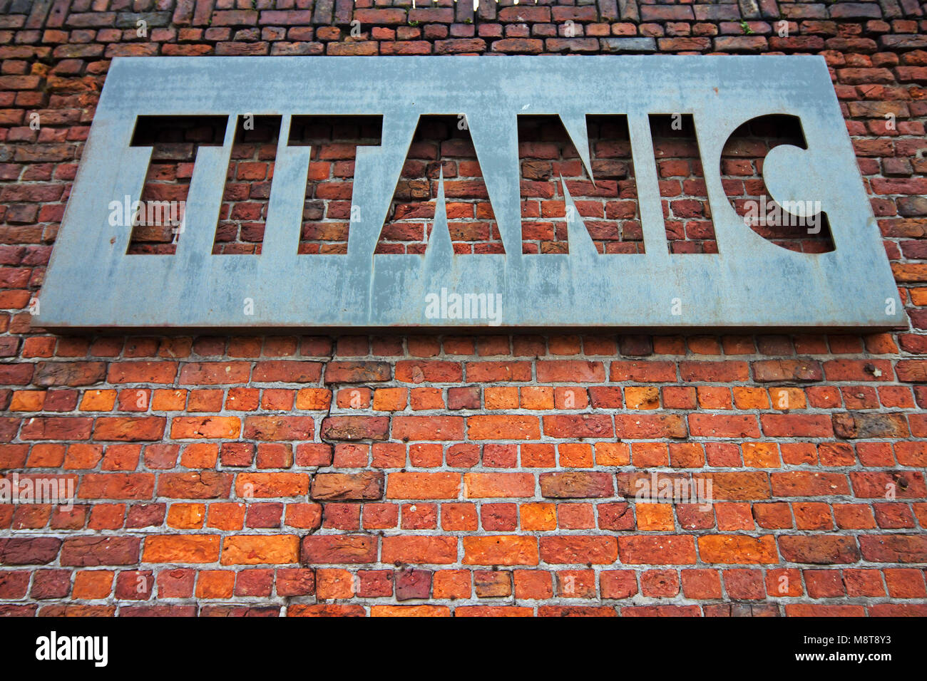 Panneau à l'entrée de l'hôtel Titanic, cadre du réaménagement de l'historique complexe de Stanley Dock Liverpool UK Banque D'Images