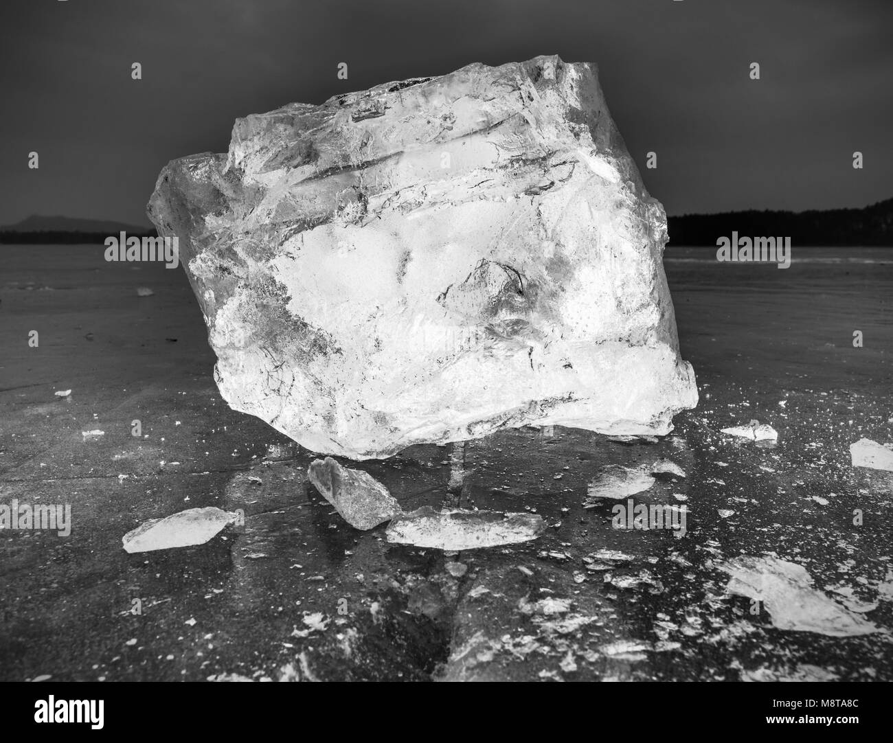 Blocs de glace et de neige qui brille sur la rive. Les floes de glace concassée et pendant la soirée et heures sombres quand la glace se brise en mer. Banque D'Images