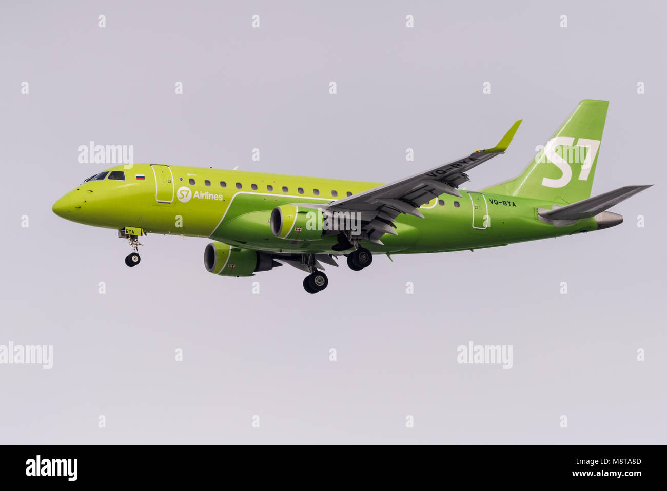 Novosibirsk, Russie - 10 mars 2018 : Embraer 170-100SU 50-2106-BYA S7 Airlines des approches pour l'atterrissage à l'aéroport international Tolmachevo. Banque D'Images