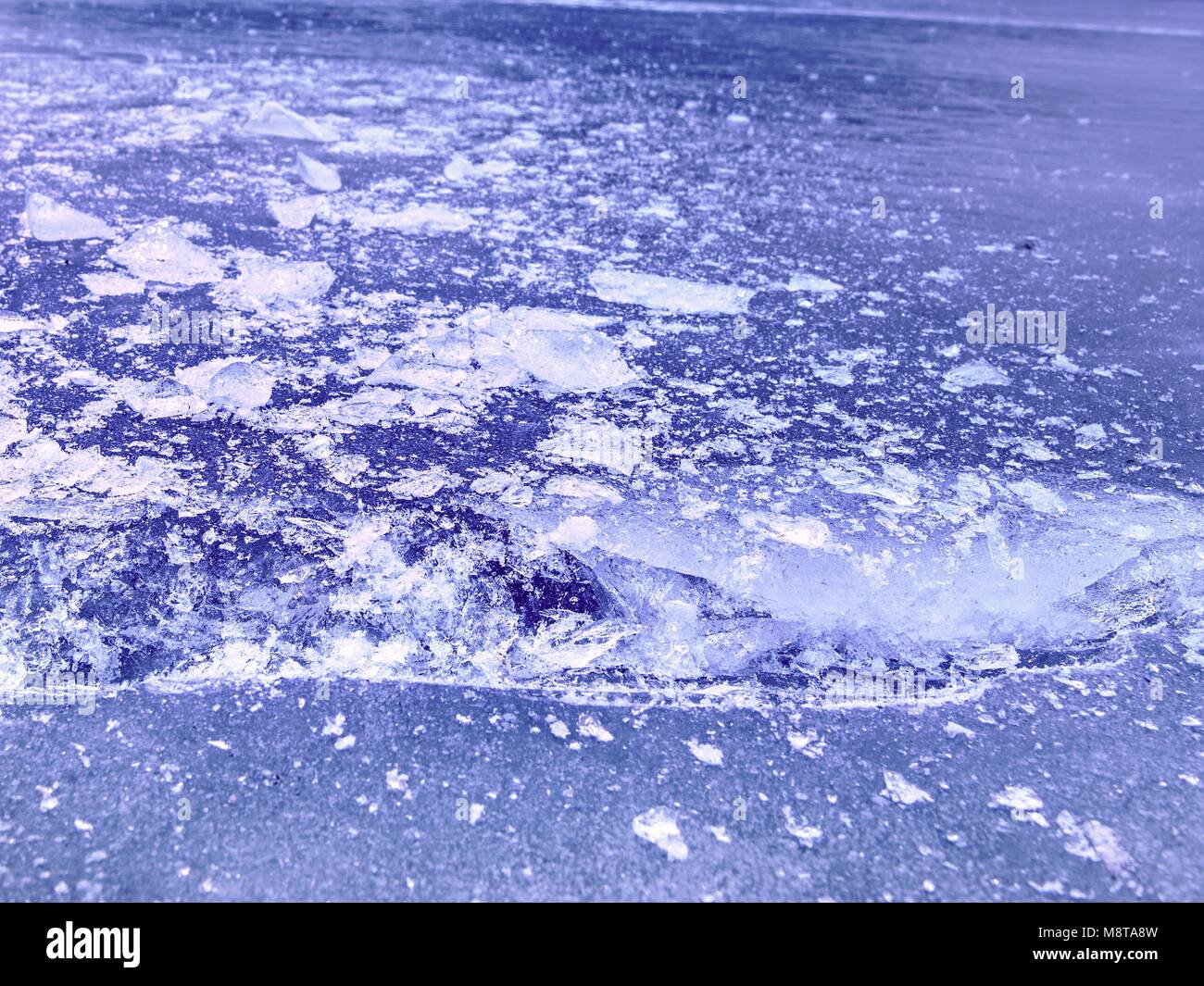 Glaces de l'Arctique. Un grand morceau de glace naturelle sur un vert bleu glace plate de lac gelé, bulles d'eau texture. À l'intérieur détail brillant transparent de merveilleux. Banque D'Images