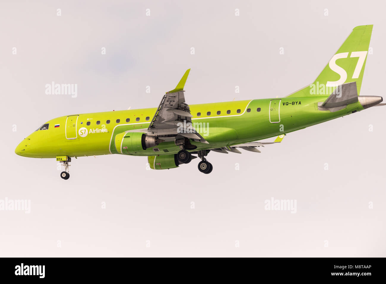 Novosibirsk, Russie - 10 mars 2018 : Embraer 170-100SU 50-2106-BYA S7 Airlines des approches pour l'atterrissage à l'aéroport international Tolmachevo. Banque D'Images