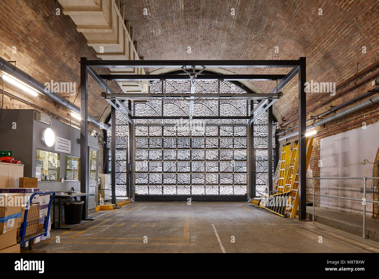 Vue intérieure avec bardage métallique. La rivière Building, Londres, Royaume-Uni. Architecte : Stiff  + Damien Vorreux architectes, 2017. Banque D'Images