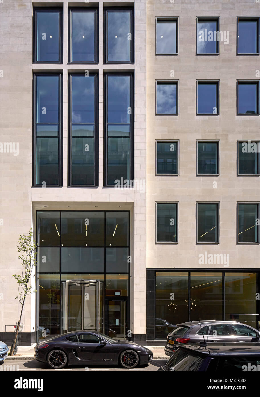 Entrée de l'édifice. Un Welbeck Street, Londres, Royaume-Uni. Architecte : Aukett Swanke, 2016. Banque D'Images