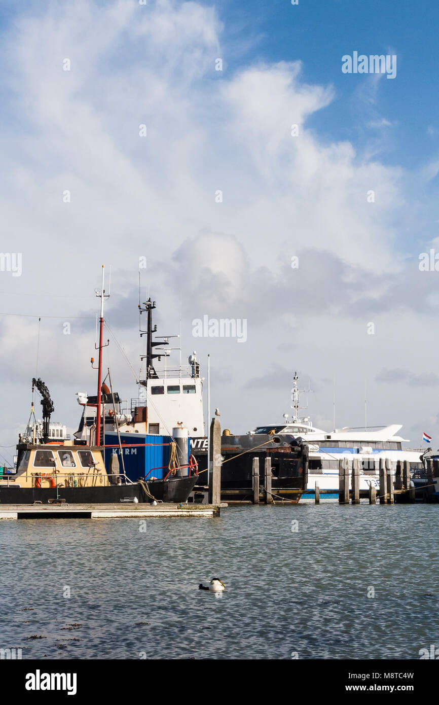 Dans Boten de haven van Terschelling ; Bateaux à port de Terschelling Banque D'Images