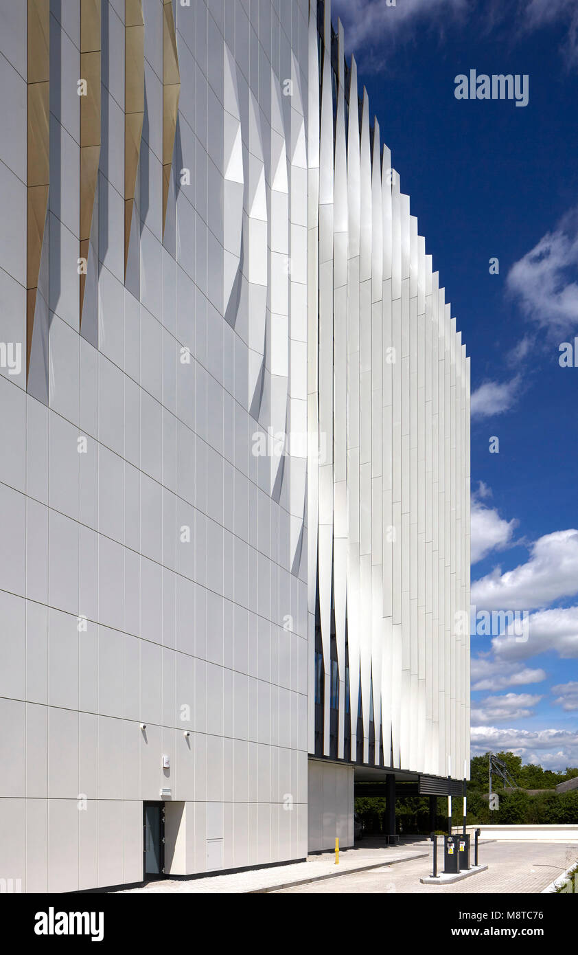 La façade extérieure en aluminium avec écran pare-pluie. 1 Place Forbury, Reading, Royaume-Uni. Architecte : Aukett Swanke, 2016. Banque D'Images
