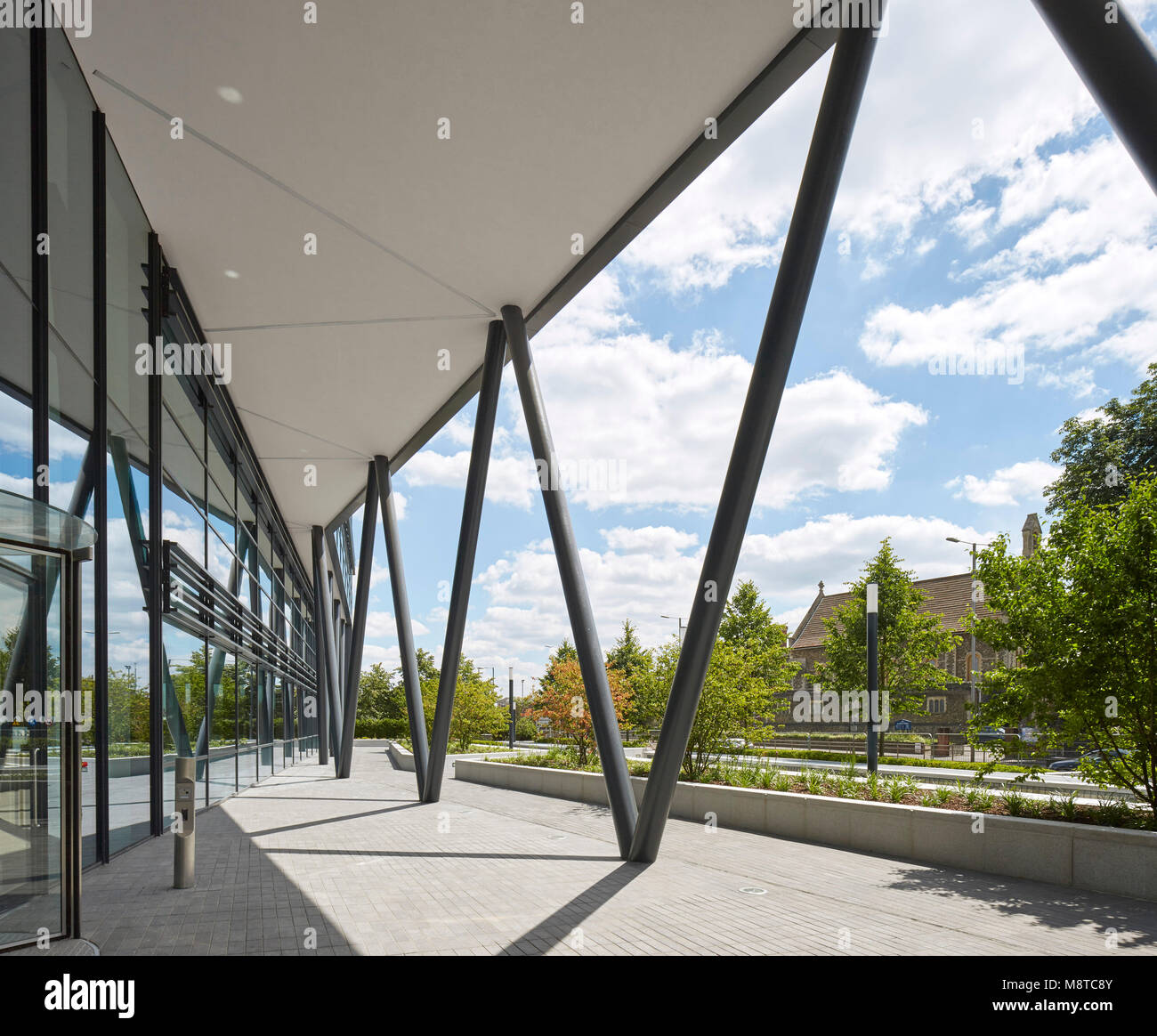 Vue extérieure de l'entrée. 1 Place Forbury, Reading, Royaume-Uni. Architecte : Aukett Swanke, 2016. Banque D'Images
