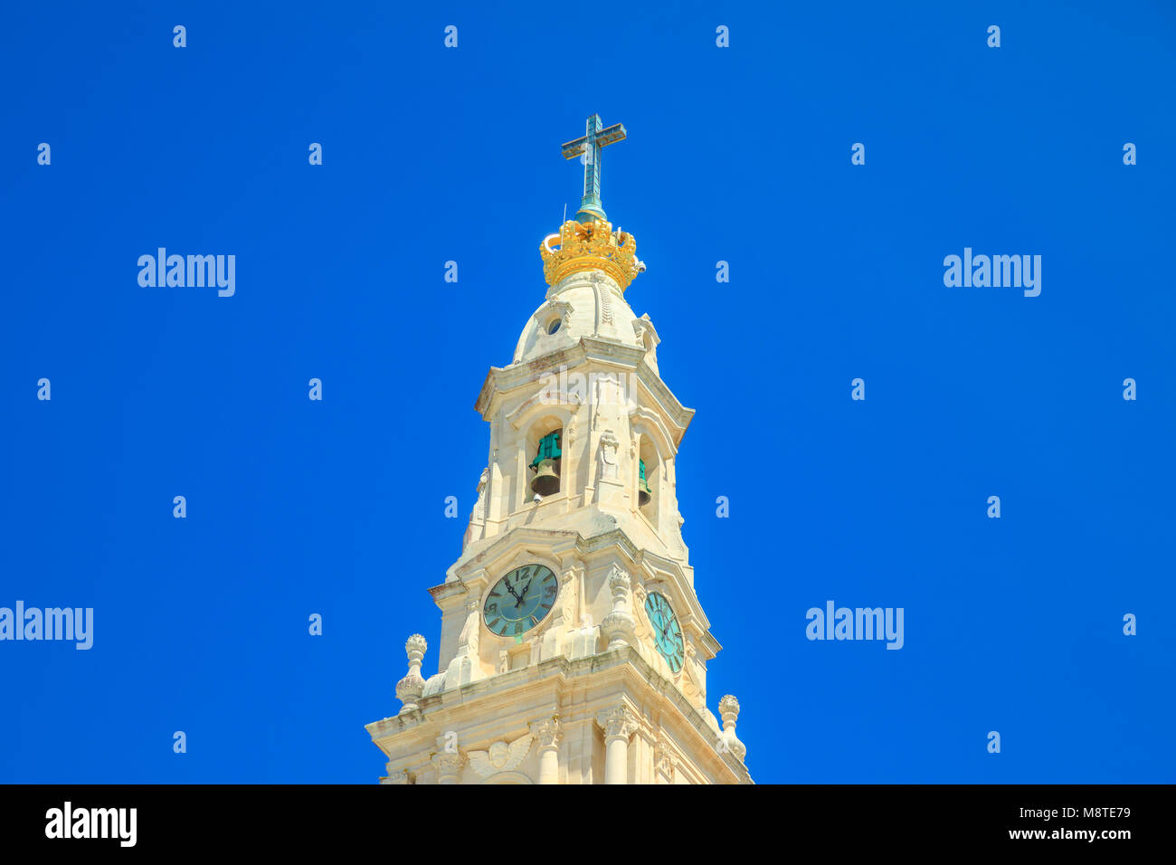 Clocher de sanctuaire de Notre-Dame de Fatima dans le ciel bleu. Basilique de Notre Dame est l'un des plus importants temples du monde dédié à la Vierge Marie et le plus grand site de pèlerinage au Portugal. Banque D'Images