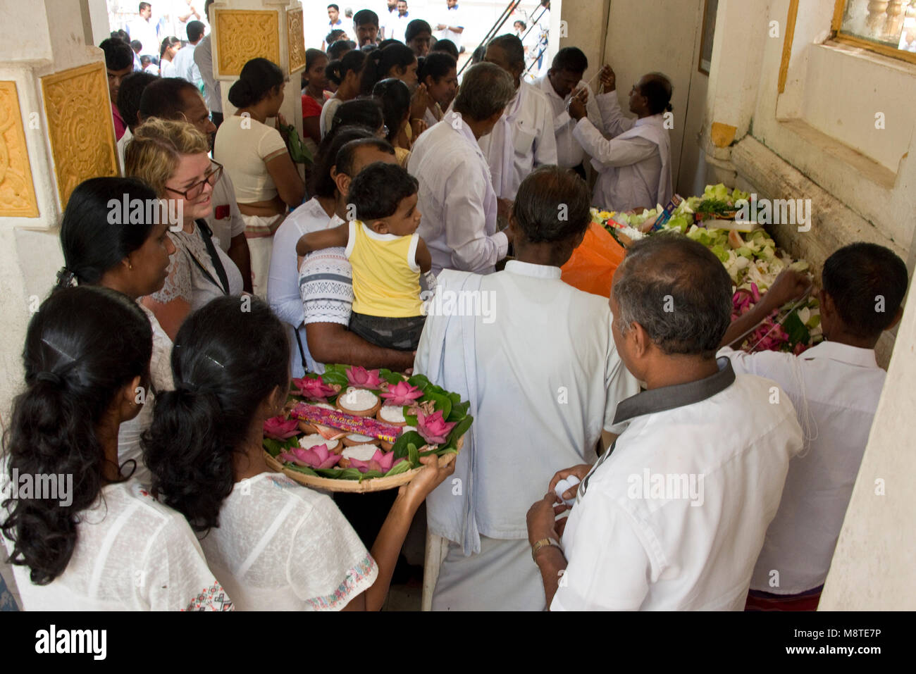 La population locale et aux pèlerins de prier et de donner des cadeaux de fleurs au Jaya Sri Maha Bodhi temple à Anuradhapura, Sri Lanka. Banque D'Images