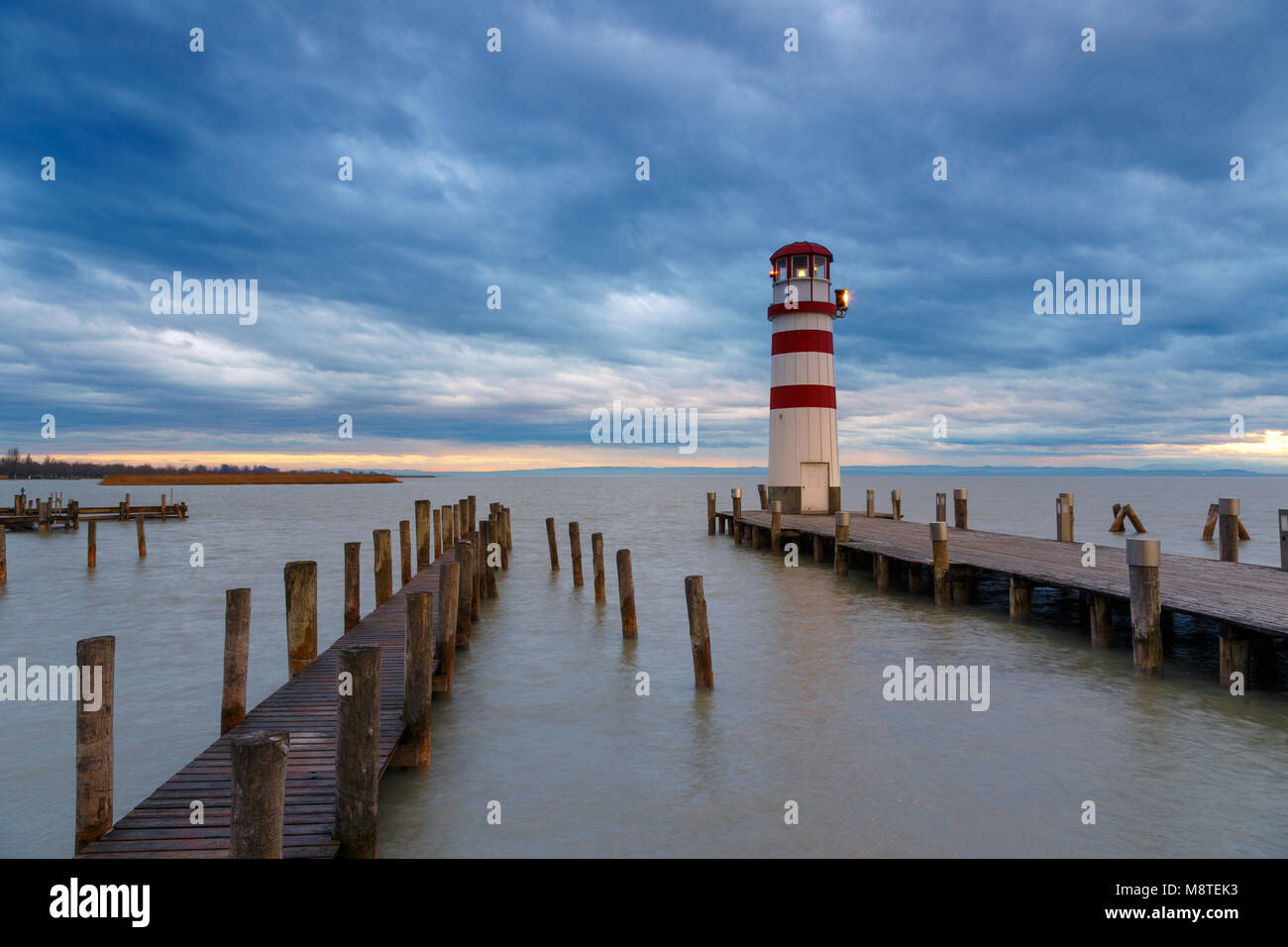 Phare du lac de Neusiedl (Podersdorf am See) au coucher du soleil, Burgenland, Autriche Banque D'Images