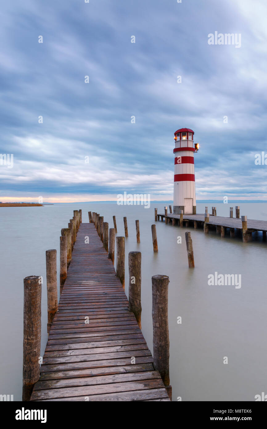 Phare du lac de Neusiedl (Podersdorf am See) au coucher du soleil, Burgenland, Autriche Banque D'Images