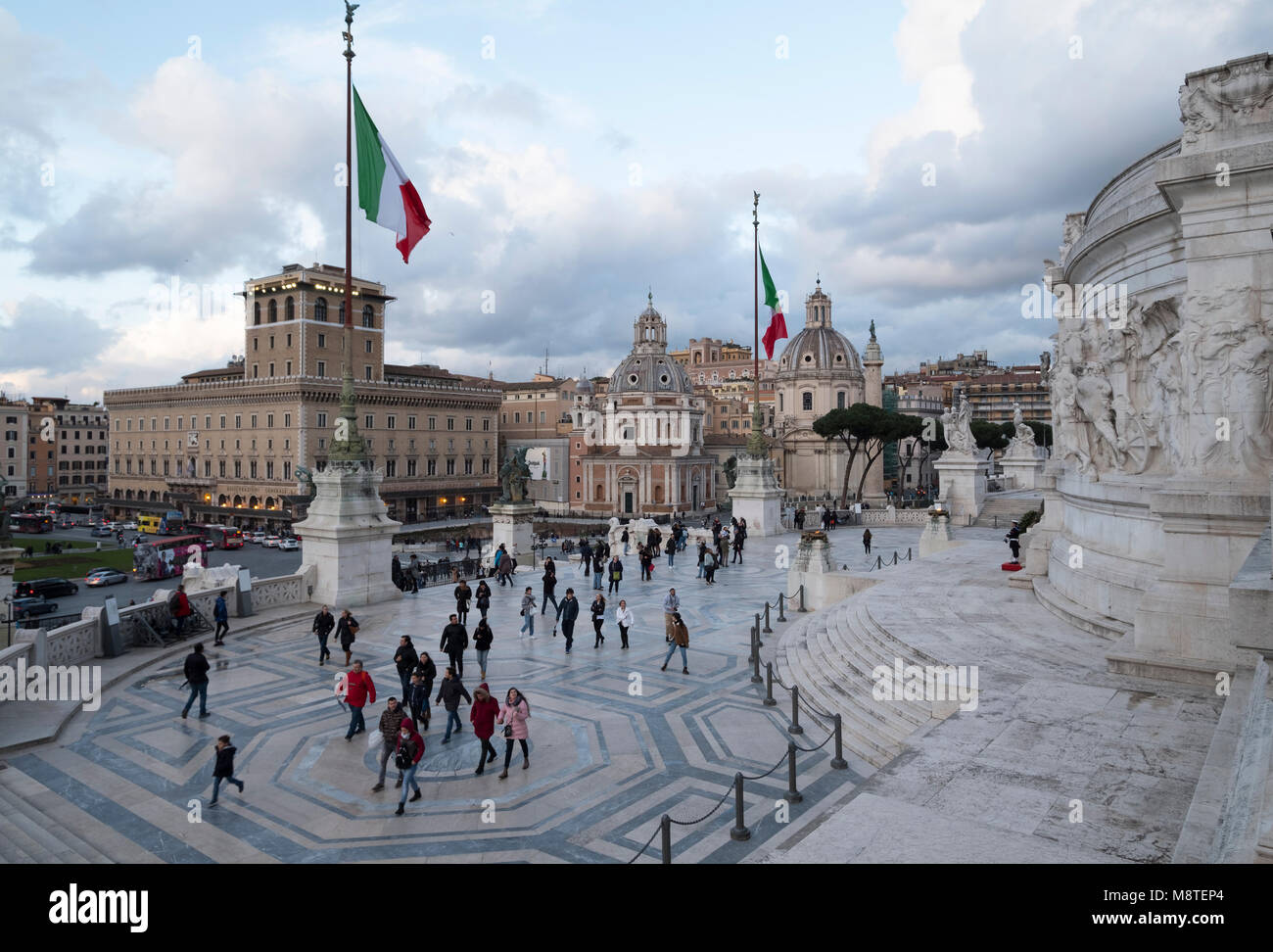 Vue sur la Piazza Venezia à partir de l'Altare della Patria - le Monumento Nazionale a Vittorio Emanuele II, statue, drapeau et Monument, Rome, Italie Banque D'Images