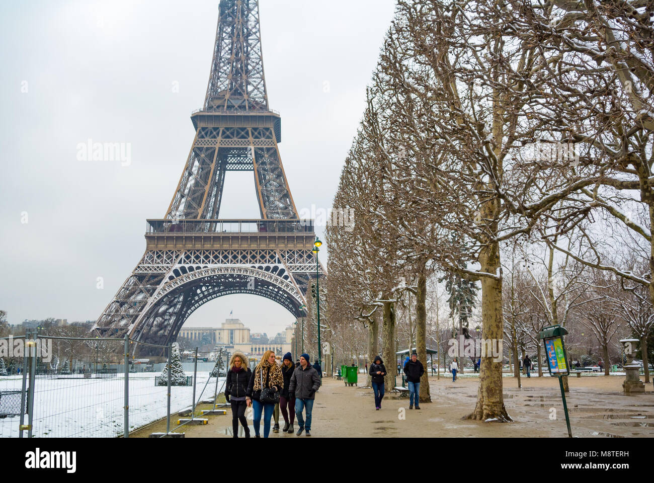 Les touristes visitant la tour eiffel avec la neige, Paris, France Banque D'Images