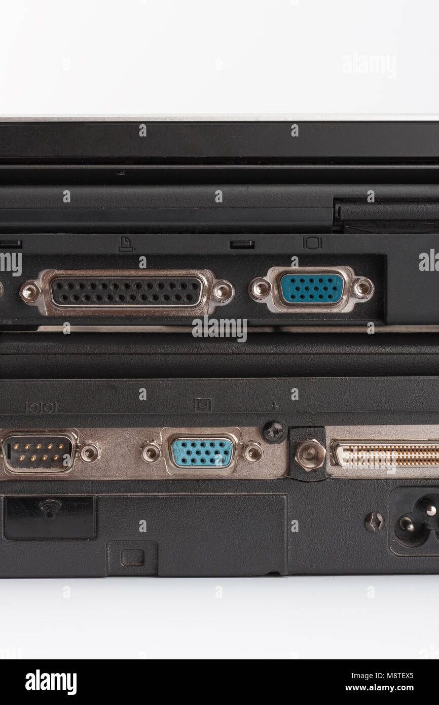 Comparaison de ports d'ordinateurs portables, nouveaux et vieux portable moderne, présent et passé, les progrès de la technologie isolé sur fond blanc, vue de côté. Banque D'Images