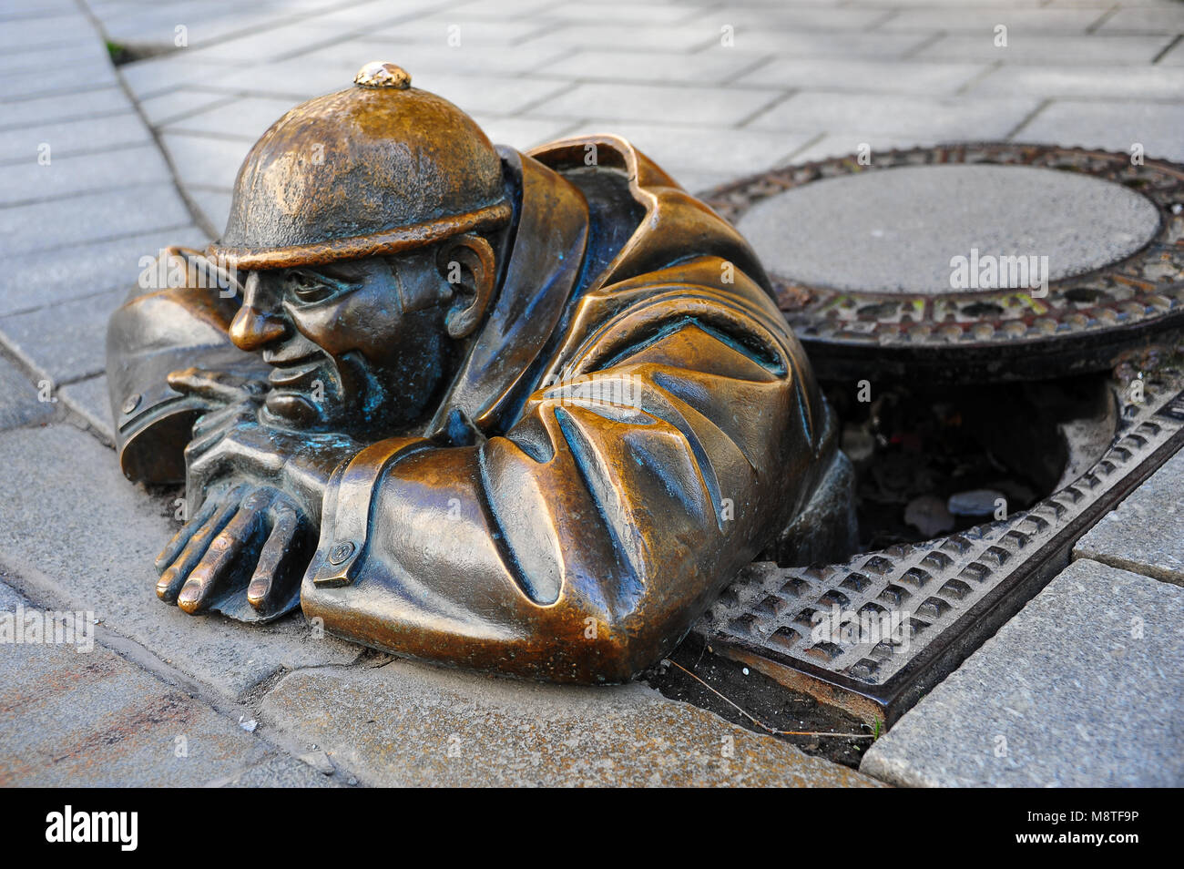 Bratislava, Slovaquie : sculpture en bronze de 'Cumil, le Watcher', vieille ville de coin de rue. Banque D'Images