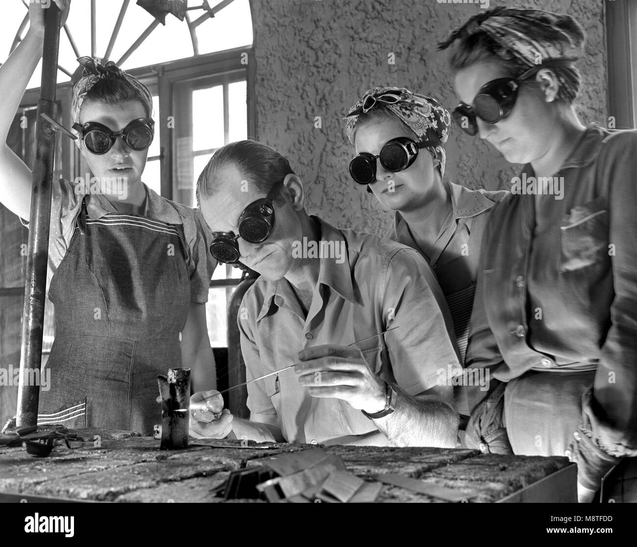 Formation de l'instructeur trois femmes à des aéronefs de soudure à l'école professionnelle dans le cadre du programme pour fournir plus de travailleurs pour la production de guerre pour le programme de mise en commun de la Floride, de Land, Florida, USA, Howard R. Hollem pour Office of War Information, Avril 1942 Banque D'Images