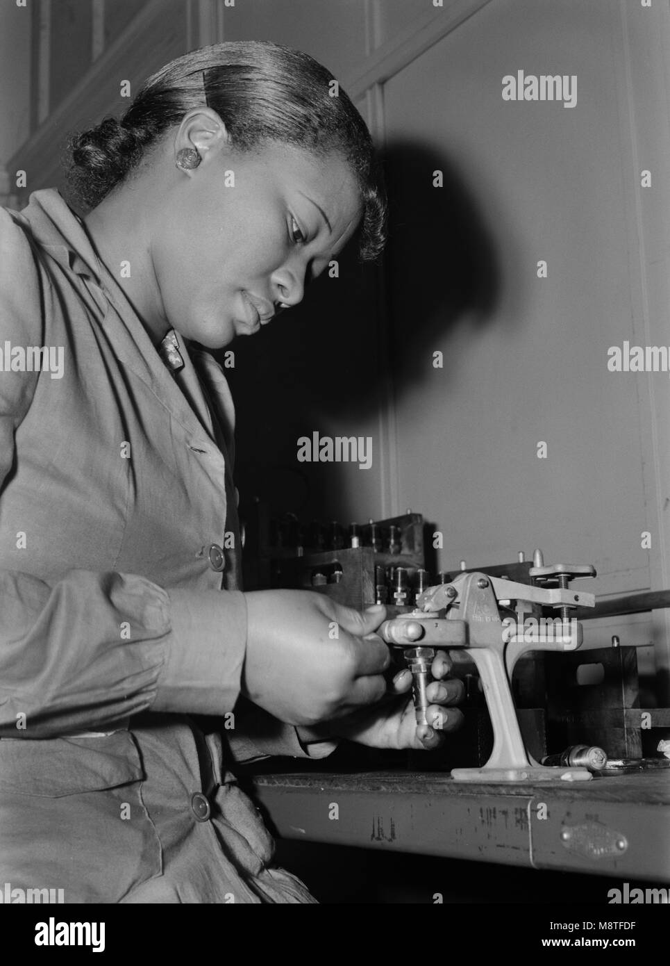 Mignon Gunn, femme, ouvrier d'usine, remise en état utilisé bougies pour être ré-utilisée dans les essais moteurs des avions militaires à l'usine Buick converti pour la production du produit de la guerre, de Melrose Park, Illinois, États-Unis, Ann Rosener, Office of War Information, Juillet 1942 Banque D'Images