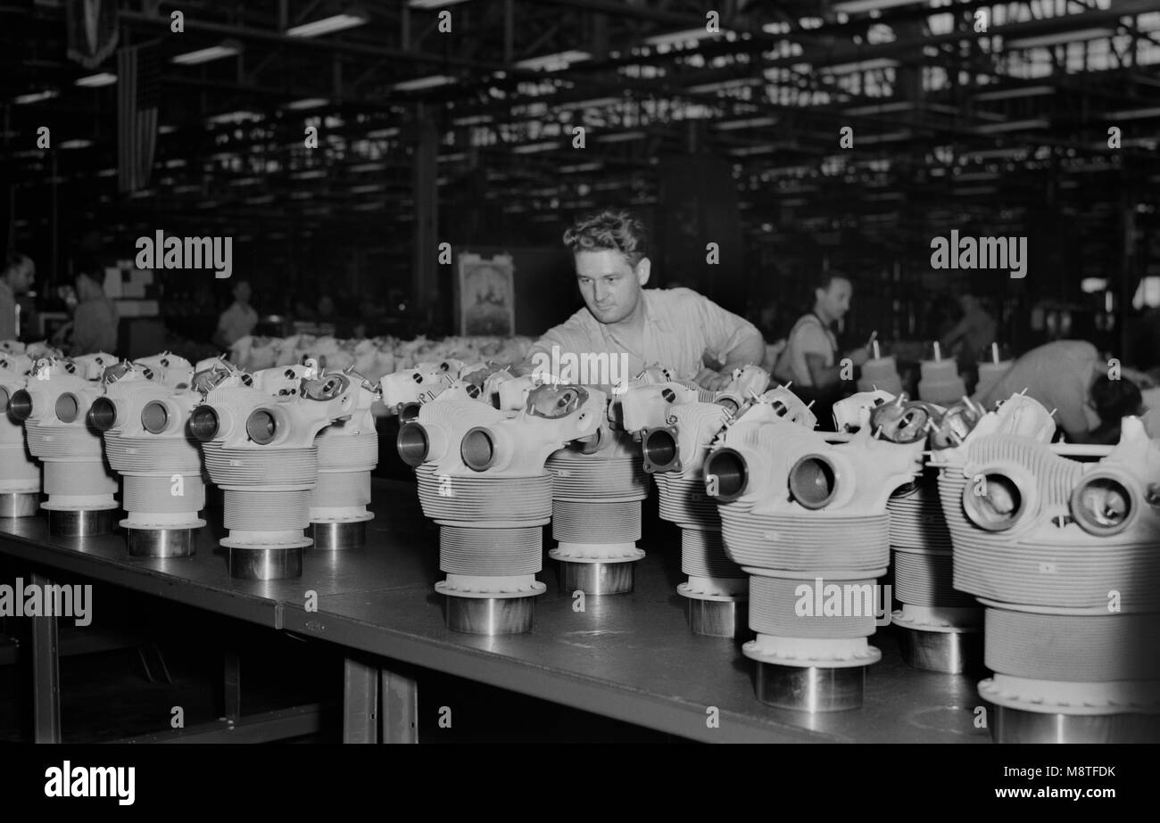 Cylindres alignés pour l'inspection à l'usine Buick converti pour la production du produit de la guerre, de Melrose Park, Illinois, États-Unis, Ann Rosener, Office of War Information, Juillet 1942 Banque D'Images