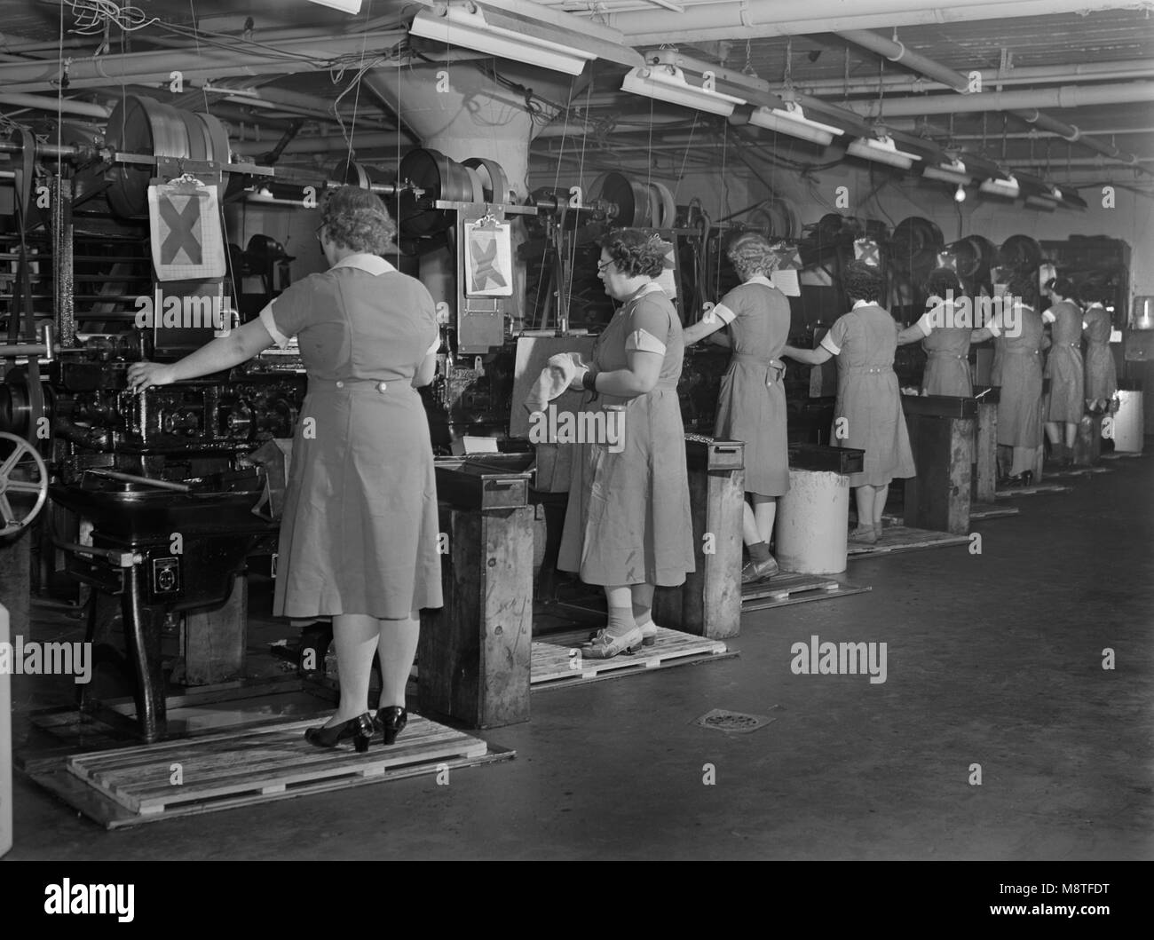 Rangée de femme les ouvriers d'usine de l'utilisation de machines à percer et l'outil Plante qui fabrique les exercices pour l'utilisation dans tous les secteurs de la production de guerre, la République et l'outil de forage Company, Chicago, Illinois, USA, Ann Rosener, Cabinet de la guerre, de l'Information Août 1942 Banque D'Images