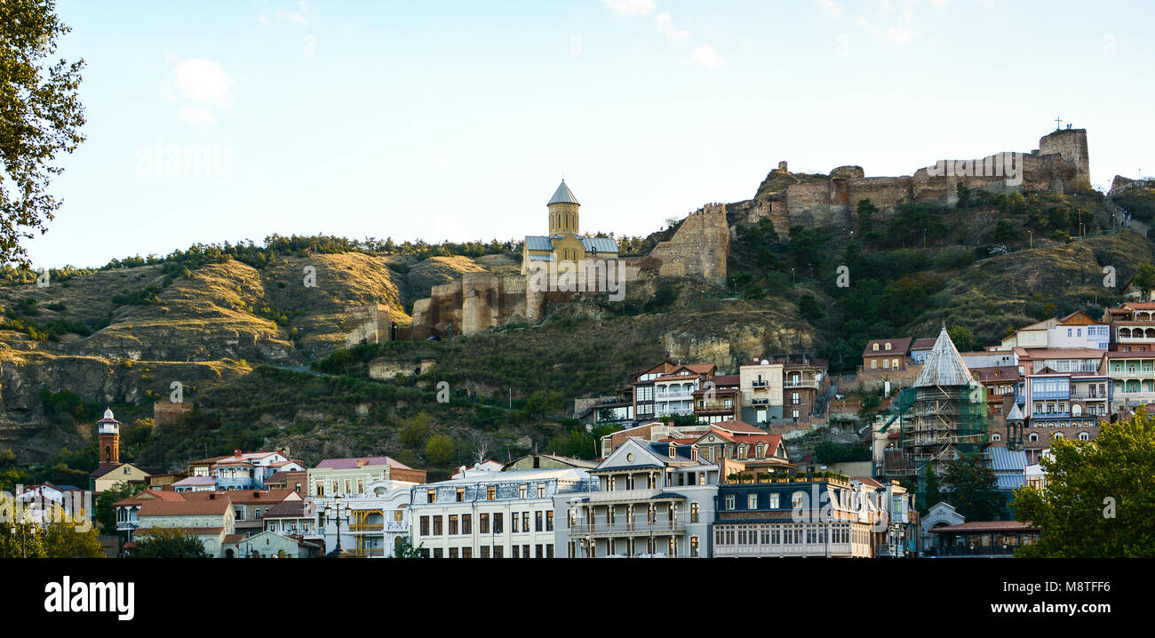 Panorama de la vieille ville de Tbilissi : ancienne église, mosquée et la forteresse de Narikala Banque D'Images