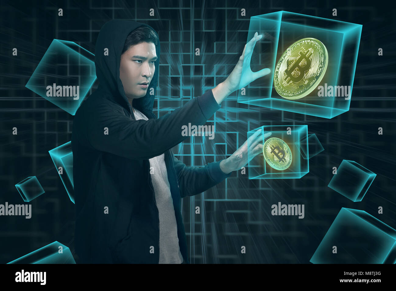 In hoodie homme asiatique attrayant avec bitcoin numérique. Technologie concept Blockchain Banque D'Images