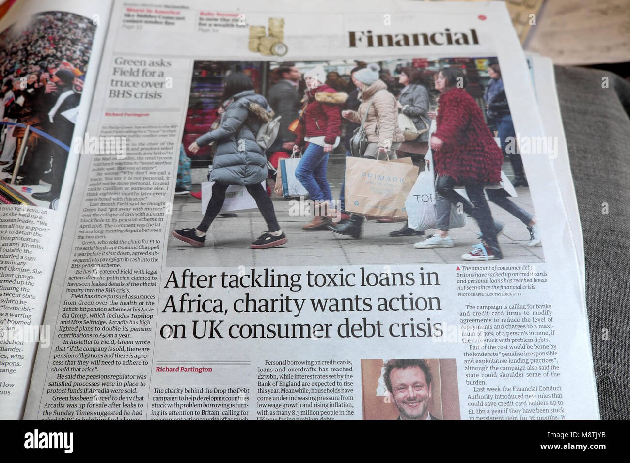 "Après la lutte contre les prêts toxiques en Afrique, la charité souhaite une action sur la crise de la dette des consommateurs britanniques' Guardian titre London UK Banque D'Images