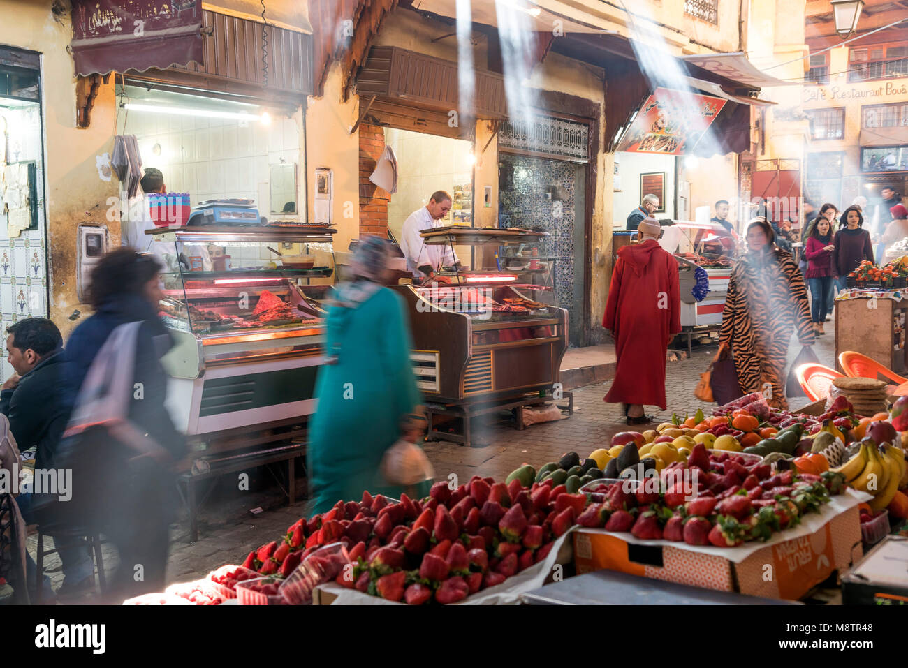 Souk Sonnenstrahlen im Königreich von Fes, Maroc, Afrika | les rayons du soleil d'atteindre le souk à Fès, Royaume du Maroc, l'Afrique Banque D'Images