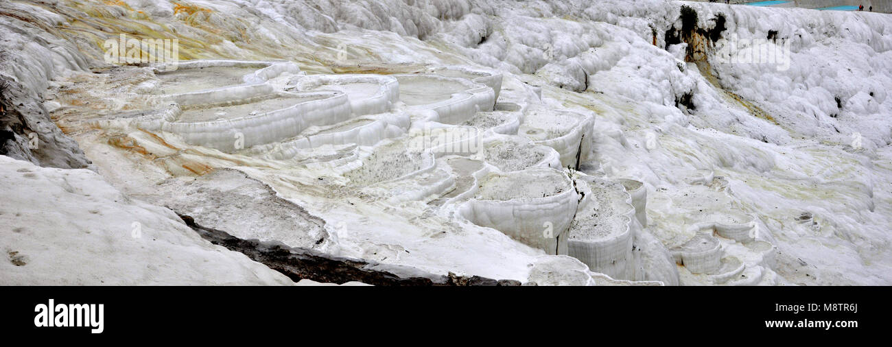 Calcaire blanc et des étangs dans Pammukale Banque D'Images