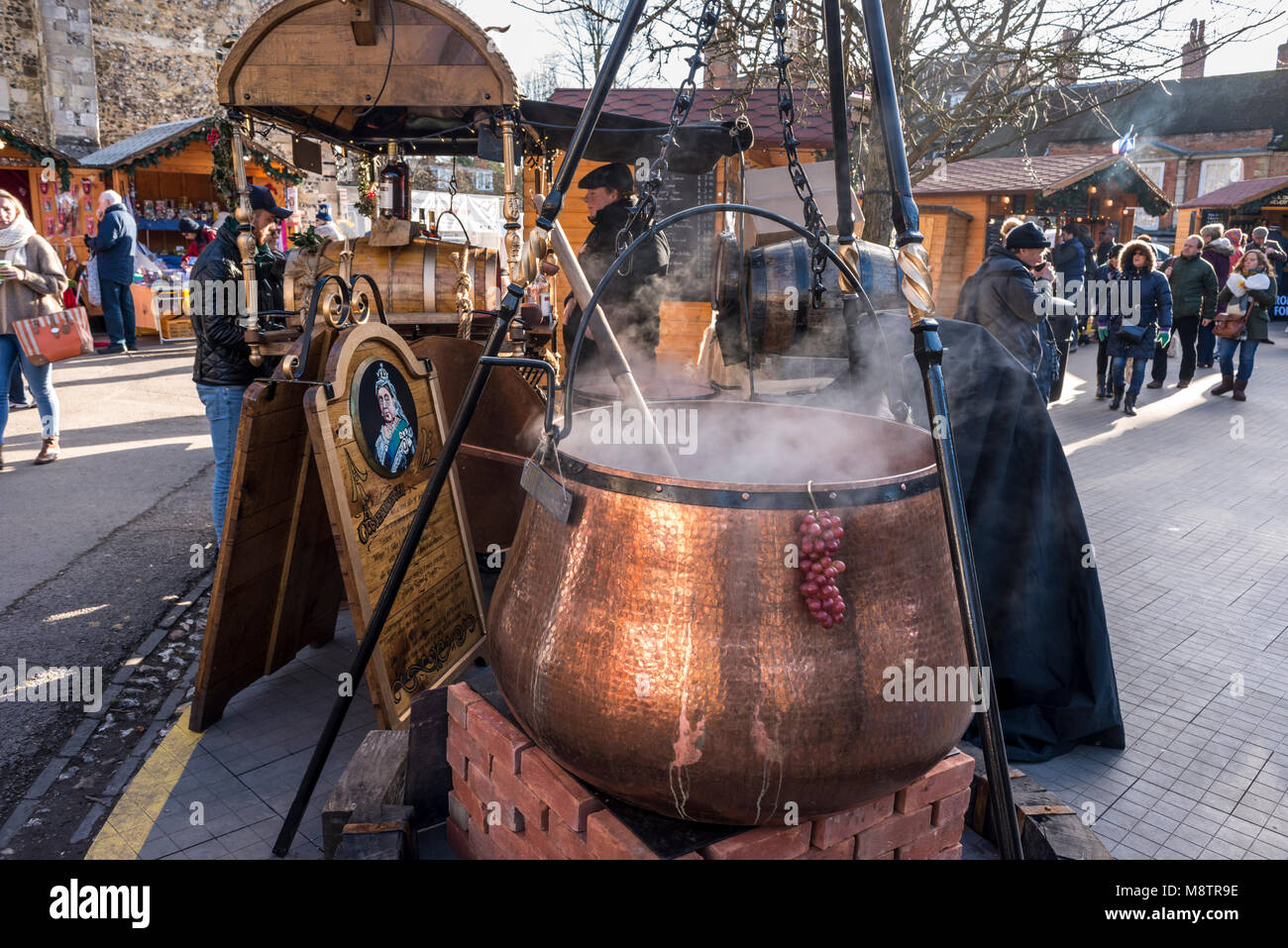 Vin chaud caler au marché de Noël, Ville de Windchester, Hampshire, Royaume-Uni Banque D'Images