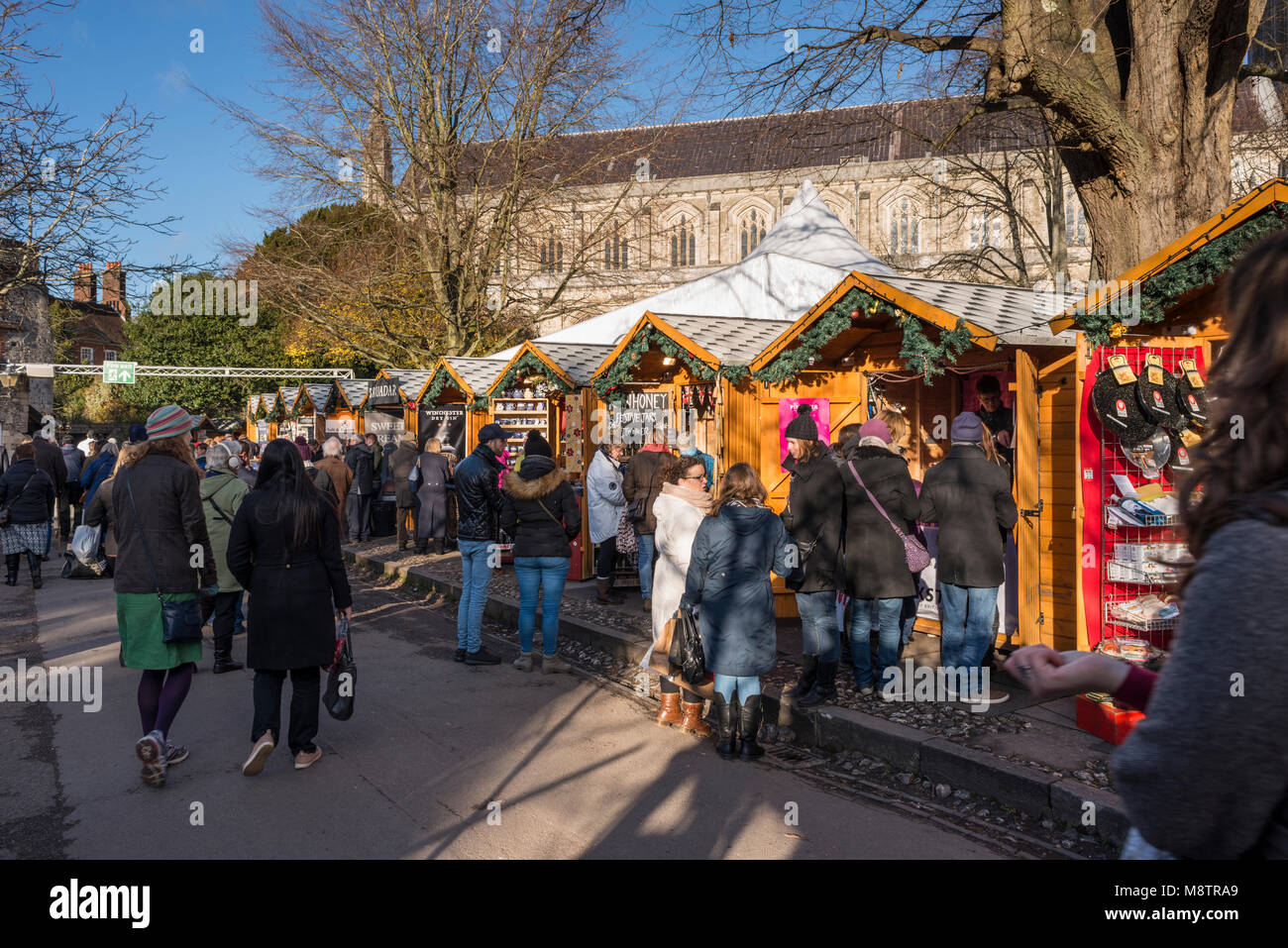 Les étals du marché de Noël, la ville de Winchester, Hampshire, Royaume-Uni Banque D'Images