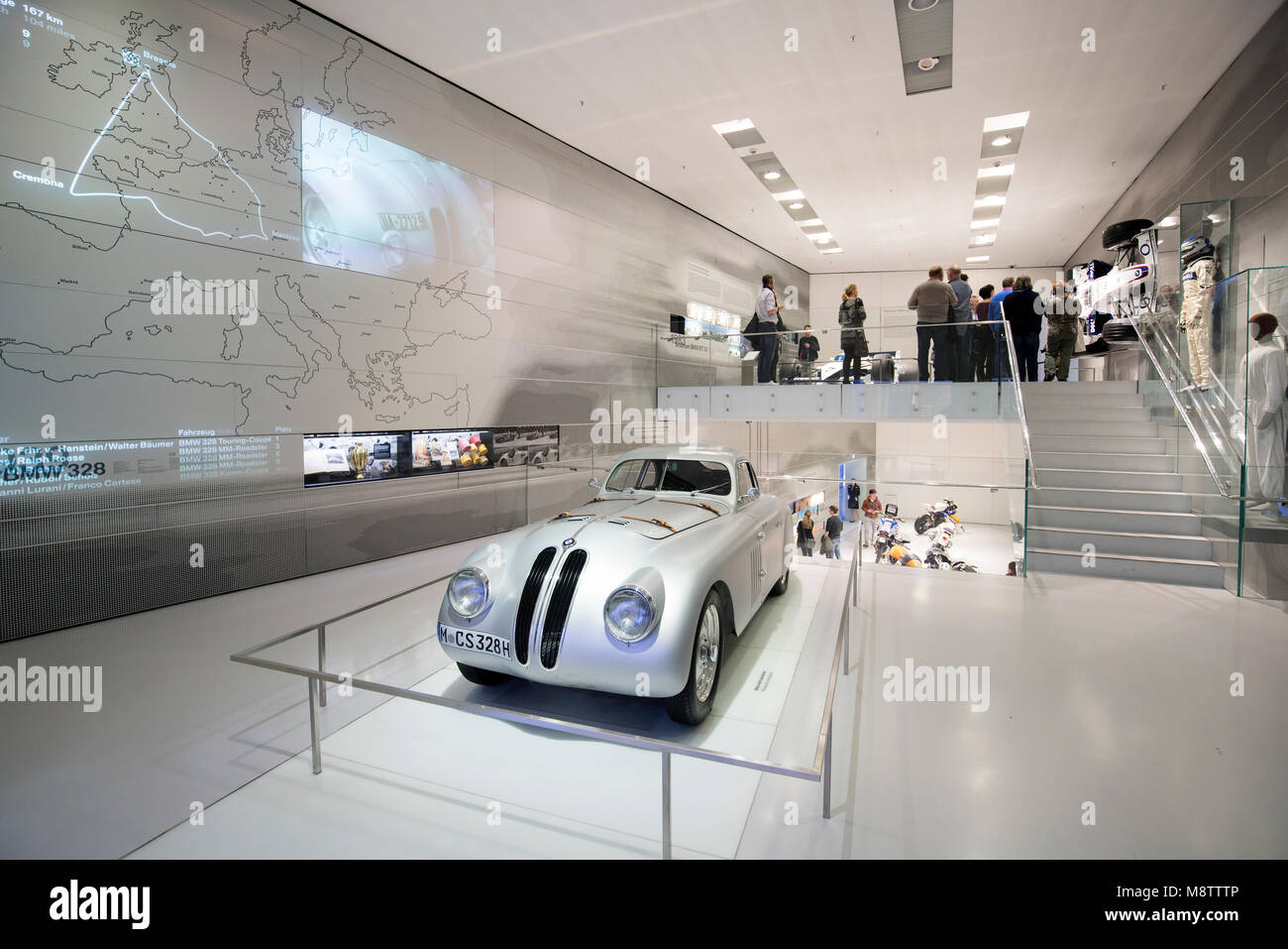 Intérieur du musée BMW. Le Musée BMW est situé près de l'Olympiapark de Munich et fut construit en 1972 peu avant les Jeux Olympiques d'été. Banque D'Images