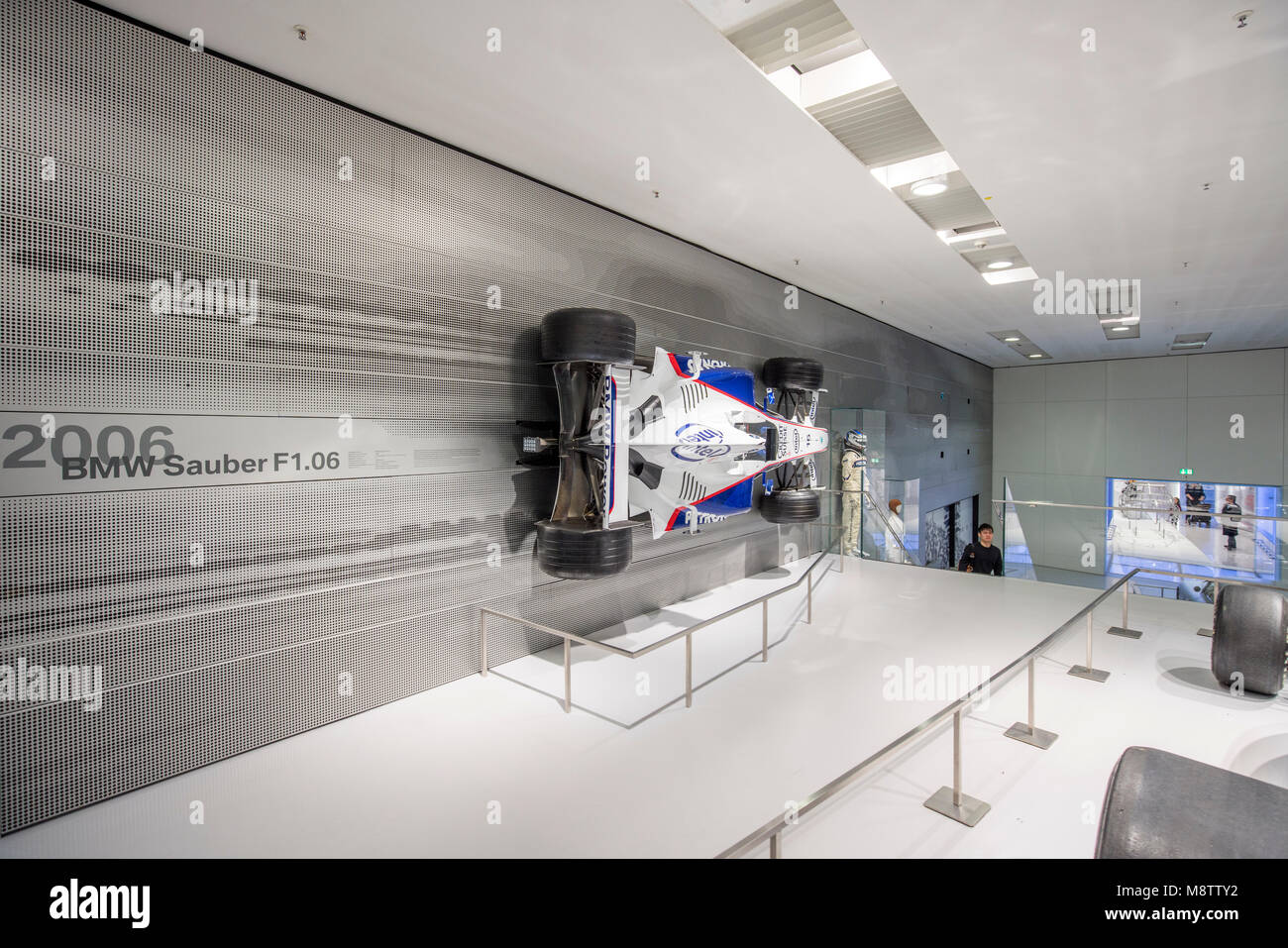 Intérieur du musée BMW. Le Musée BMW est situé près de l'Olympiapark de Munich et fut construit en 1972 peu avant les Jeux Olympiques d'été. Banque D'Images