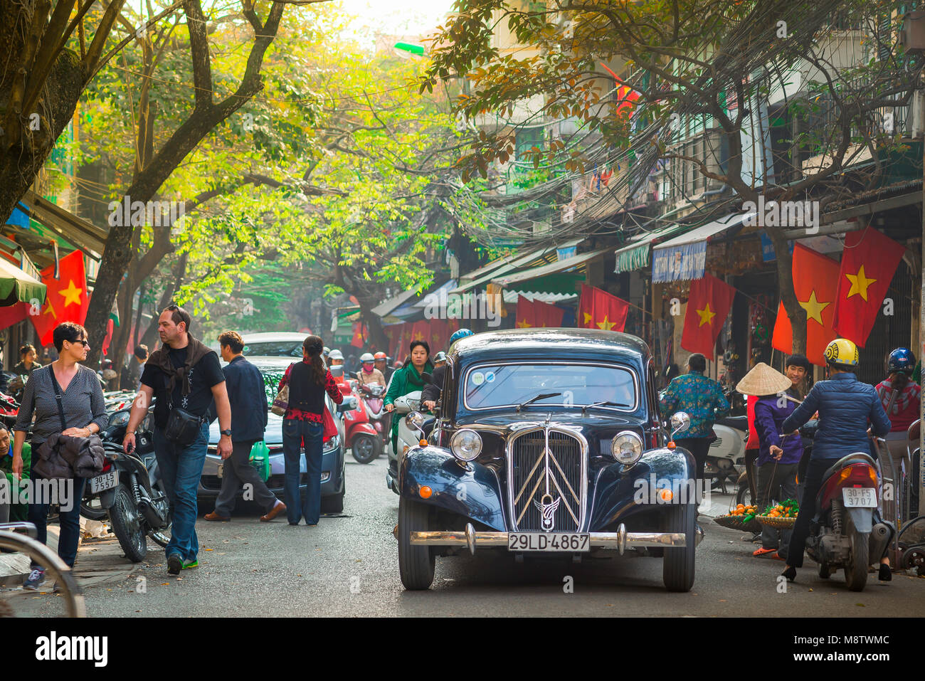 Hanoi Vieille ville Vietnam, vue d'une voiture Citroën de l'époque coloniale française conduite dans une rue étroite dans le vieux quartier historique de Hanoi, Vietnam. Banque D'Images