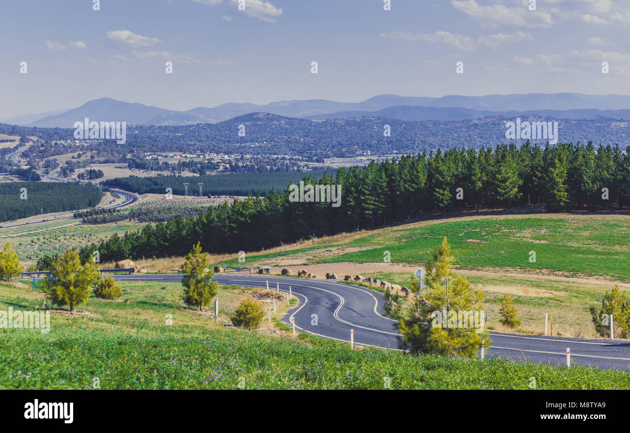 Route sinueuse, forêt et montagnes - vue de l'Arboretum National de Canberra, Australie Banque D'Images