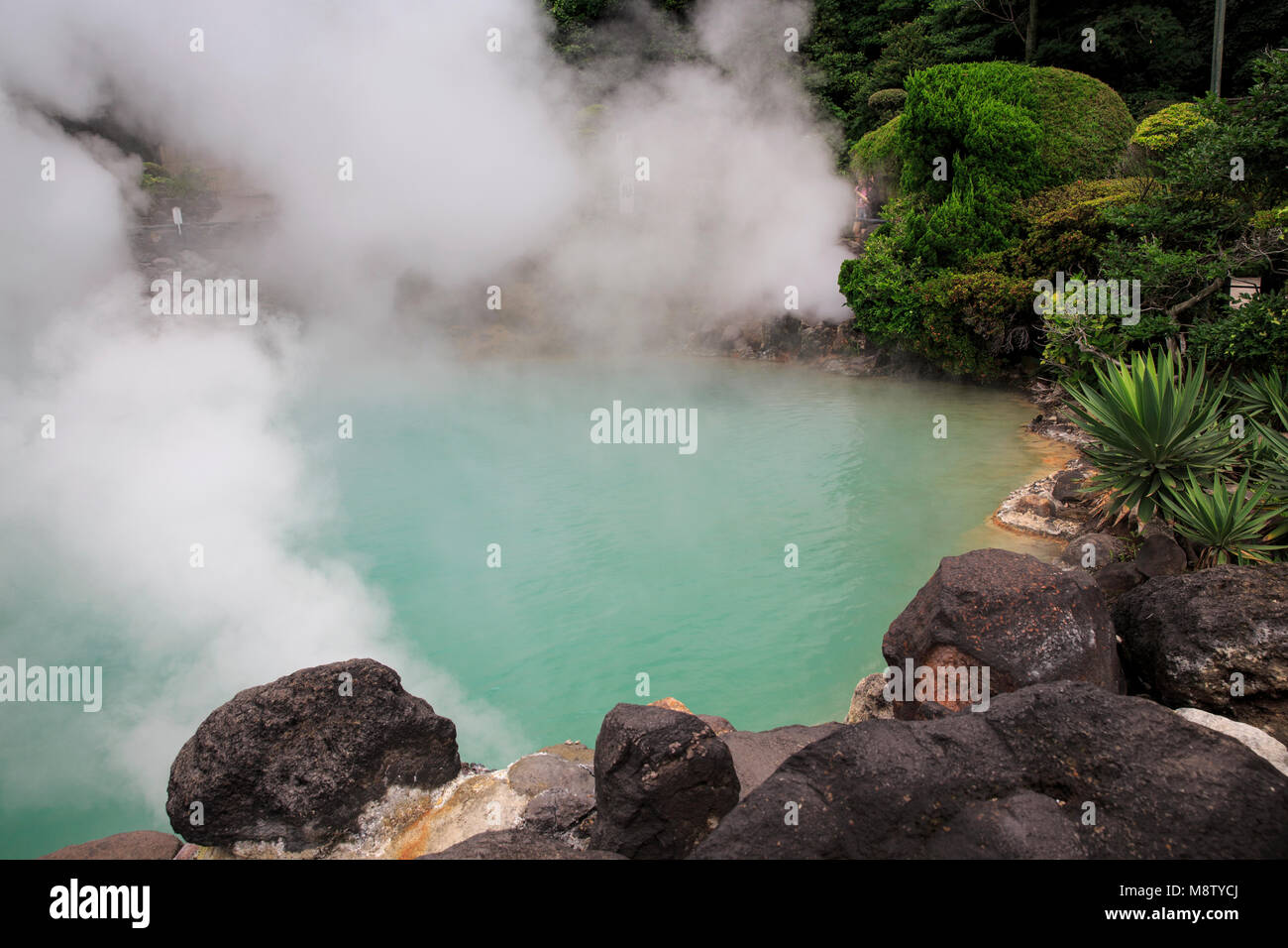 Umi Jigoku à Beppu, Japon, "l'Enfer", son nom vient de l'étang bleu cobalt de l'eau bouillante. Banque D'Images