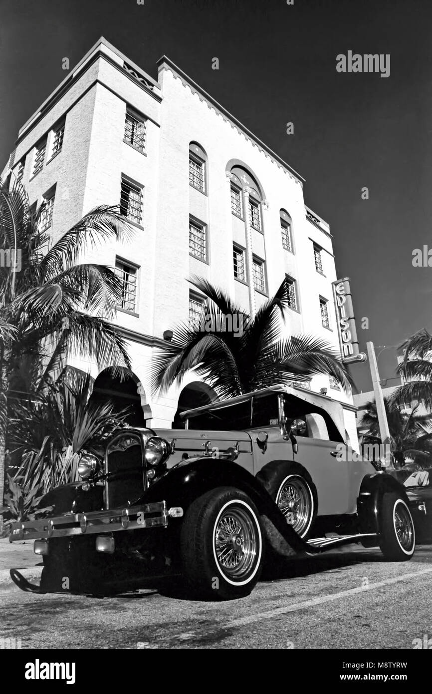 Vintage car, Edison hotel, South Beach, Miami Beach, Florida, USA Banque D'Images
