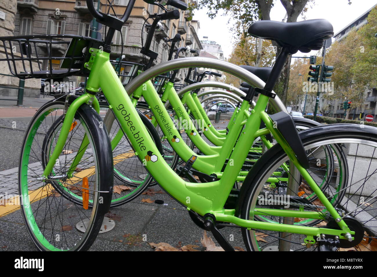 Partage des vélos innovants gobee d' aucun système pour verrouiller le vélo intégré à laisser partout casier la moto Turin Italie le 8 novembre 2017 Banque D'Images