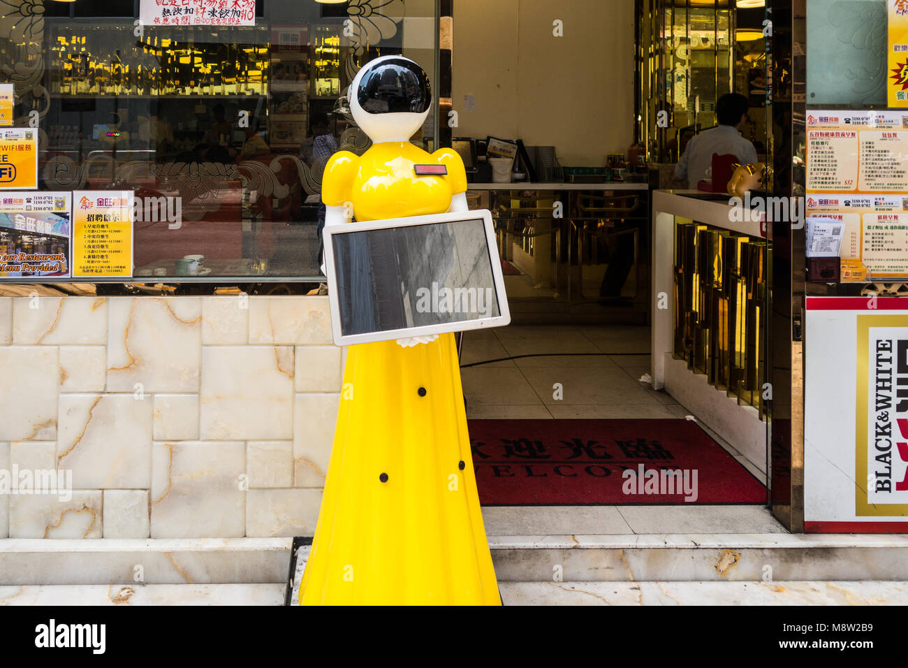 Serveuse du robot en face du restaurant chinois à Hong Kong Banque D'Images