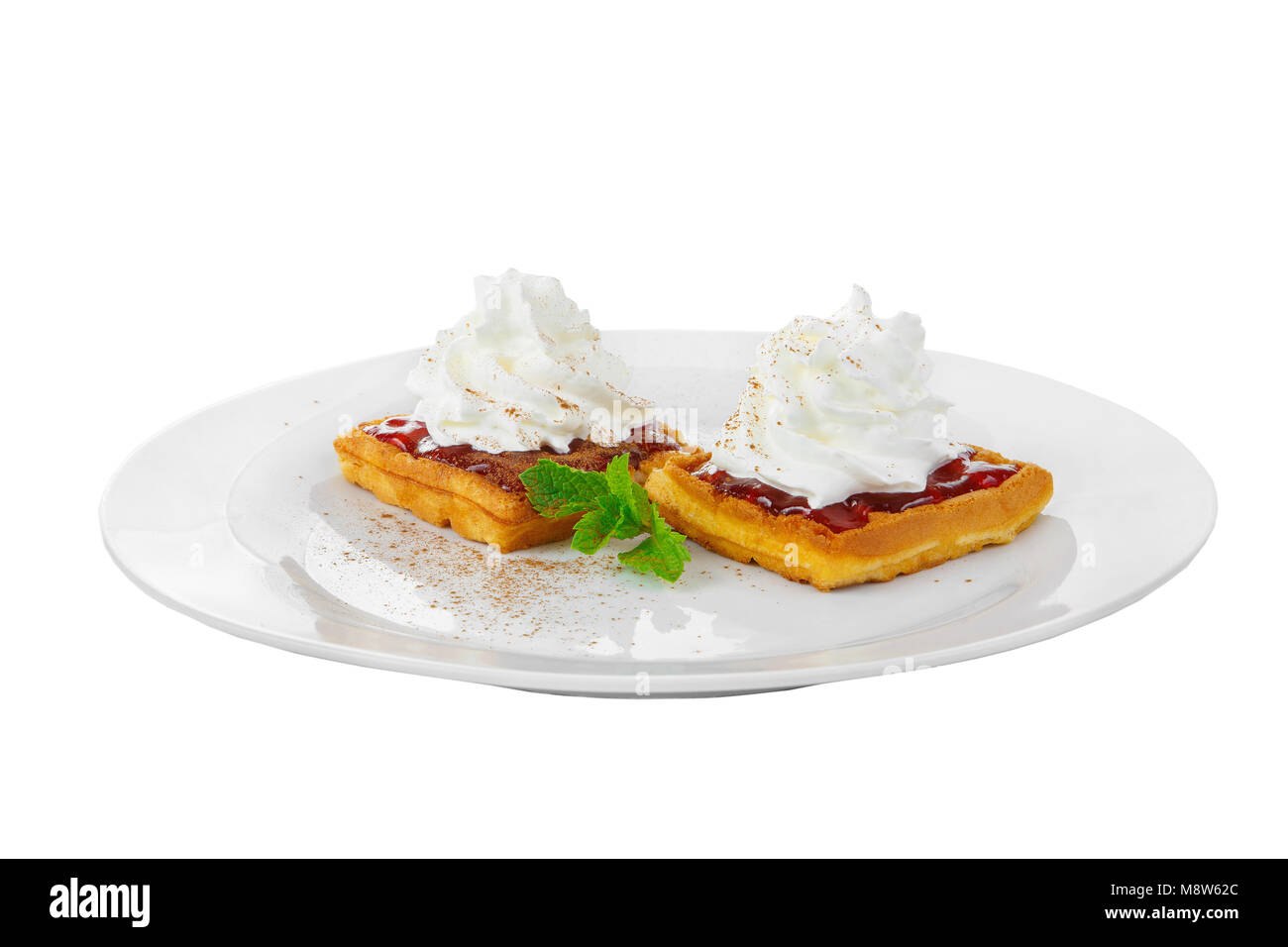 Gaufrettes épais avec berry jam rouge et crème fouettée dessus avec une feuille de menthe sur une plaque sur un arrière-plan blanc isolé. Dessert pour un menu dans un café, re Banque D'Images