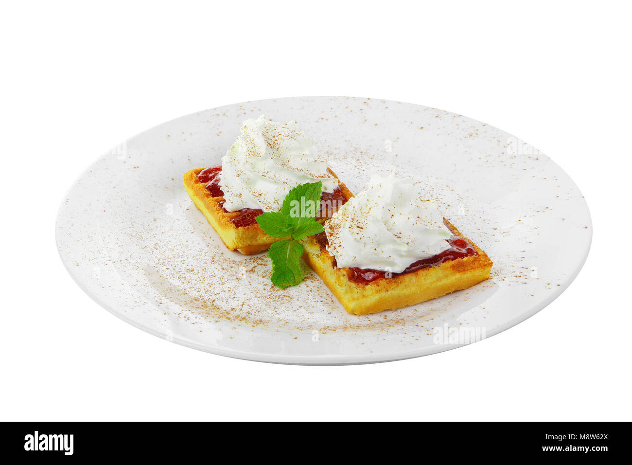 Gaufrettes épais avec berry jam rouge et crème fouettée dessus avec une feuille de menthe sur une plaque sur un arrière-plan blanc isolé. Dessert pour un menu dans un café, re Banque D'Images