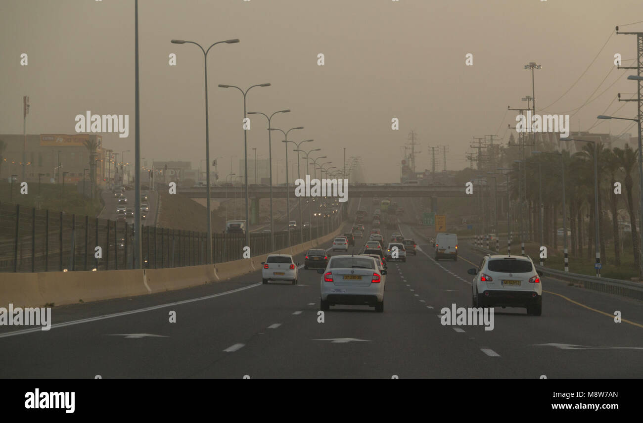 Netanya, Israel - Mars 08, 2018 : Le trafic de l'autoroute num.2 dans le centre d'Israël au cours du printemps et de sandstorm massive d'une faible visibilité. Banque D'Images