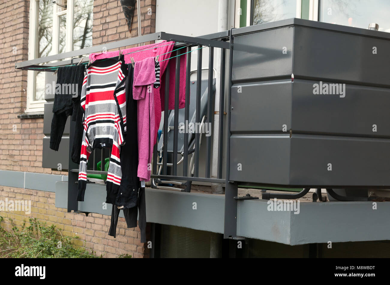 Suspendre pour sécher les vêtements sur un rack sur un balcon Banque D'Images