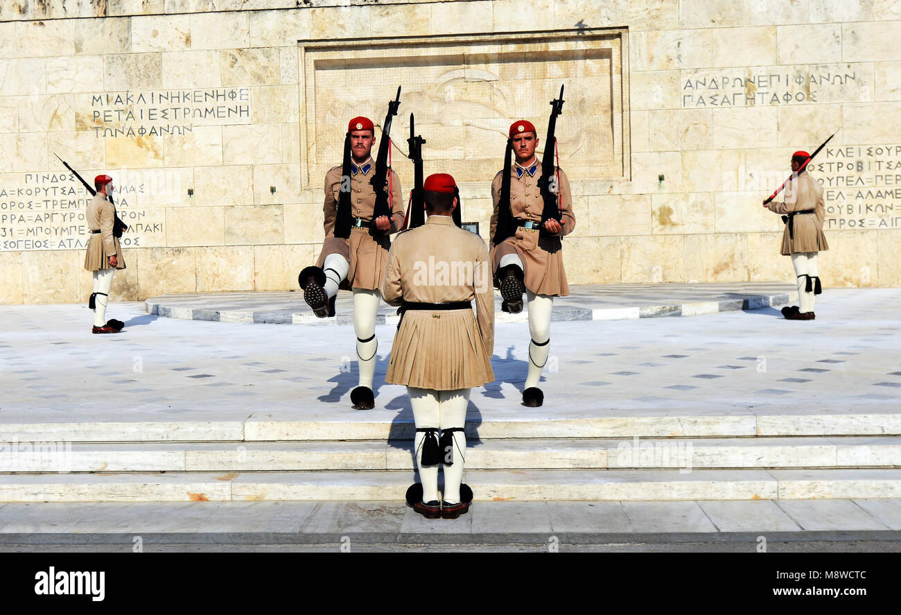 Le changement de garde devant la tombe du Soldat inconnu, le parlement grec, à Athènes. Banque D'Images